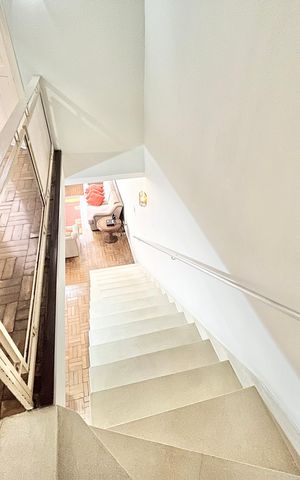 Casa à venda com 180m², 2 quartos e 2 vagas Casa à venda com 180m², 2 quartos e 2 vagasEscada