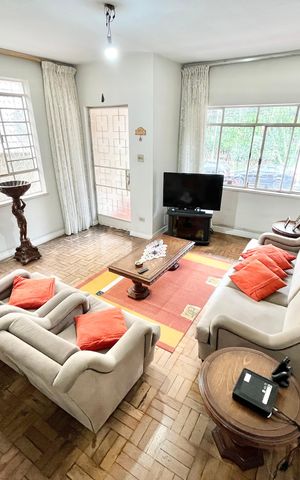 Casa à venda com 180m², 2 quartos e 2 vagas Casa à venda com 180m², 2 quartos e 2 vagasSala