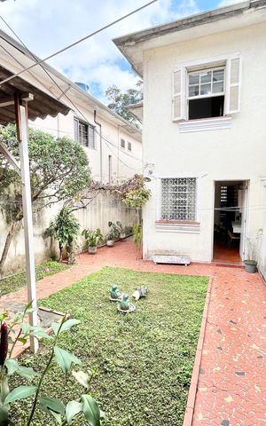 Casa à venda com 180m², 2 quartos e 2 vagas Casa à venda com 180m², 2 quartos e 2 vagasQuintal
