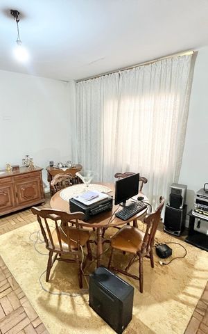 Casa à venda com 180m², 2 quartos e 2 vagas Casa à venda com 180m², 2 quartos e 2 vagasSala