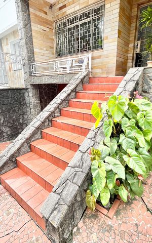 Casa à venda com 180m², 2 quartos e 2 vagas Casa à venda com 180m², 2 quartos e 2 vagasEntrada
