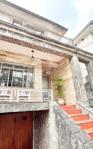 Casa à venda com 180m², 2 quartos e 2 vagas Casa à venda com 180m², 2 quartos e 2 vagasEntrada