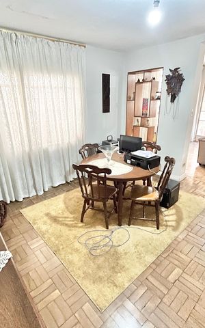 Casa à venda com 180m², 2 quartos e 2 vagas Casa à venda com 180m², 2 quartos e 2 vagasSala