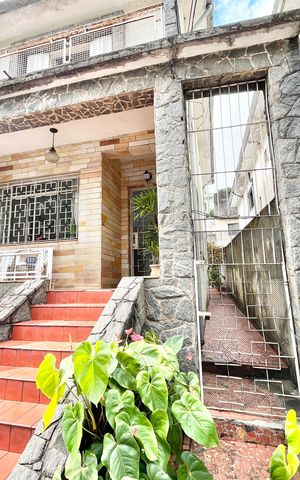 Casa à venda com 180m², 2 quartos e 2 vagas Casa à venda com 180m², 2 quartos e 2 vagasEntrada