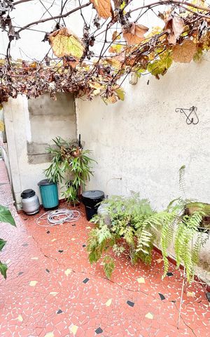 Casa à venda com 180m², 2 quartos e 2 vagas Casa à venda com 180m², 2 quartos e 2 vagasÁrea externa