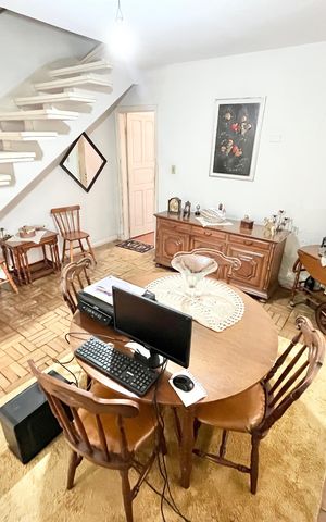 Casa à venda com 180m², 2 quartos e 2 vagas Casa à venda com 180m², 2 quartos e 2 vagasSala