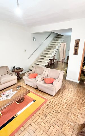 Casa à venda com 180m², 2 quartos e 2 vagas Casa à venda com 180m², 2 quartos e 2 vagasSala