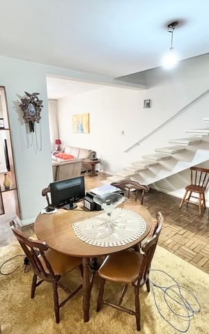 Casa à venda com 180m², 2 quartos e 2 vagas Casa à venda com 180m², 2 quartos e 2 vagasSala