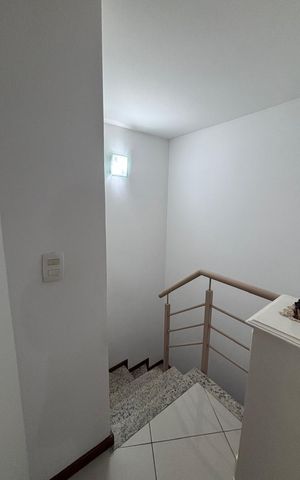 Apartamento à venda com 104m², 3 quartos e 1 vaga Apartamento à venda com 104m², 3 quartos e 1 vagaEscada