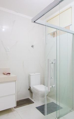Casa à venda com 200m², 3 quartos e 3 vagas Casa à venda com 200m², 3 quartos e 3 vagasBanheiro social