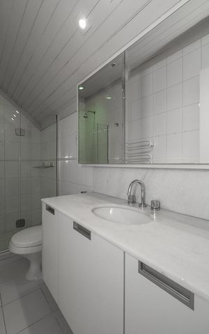 Casa de condomínio à venda com 218m², 3 quartos e 2 vagas Casa de condomínio à venda com 218m², 3 quartos e 2 vagasBanheiro da Suíte 2