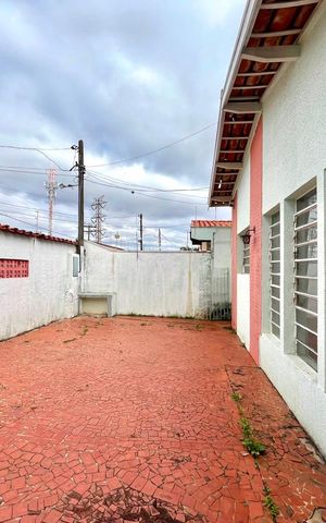 Casa à venda com 130m², 3 quartos e 4 vagas Casa à venda com 130m², 3 quartos e 4 vagasFachada