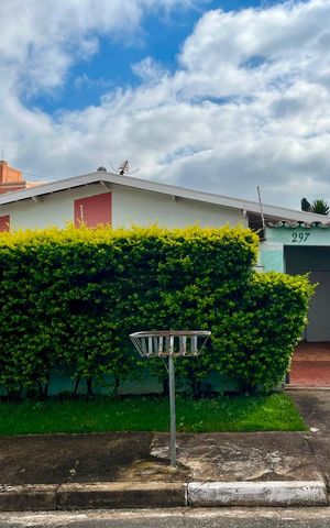 Casa à venda com 130m², 3 quartos e 4 vagas Casa à venda com 130m², 3 quartos e 4 vagasFachada
