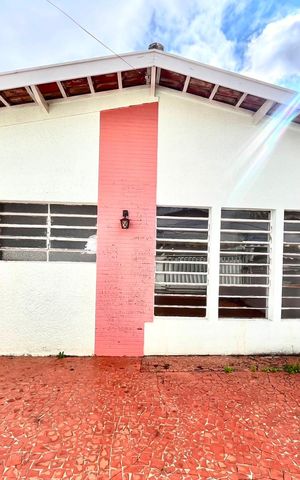 Casa à venda com 130m², 3 quartos e 4 vagas Casa à venda com 130m², 3 quartos e 4 vagasFachada