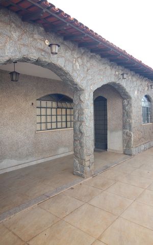 Casa à venda com 374m², 2 quartos e 1 vagaQuintal