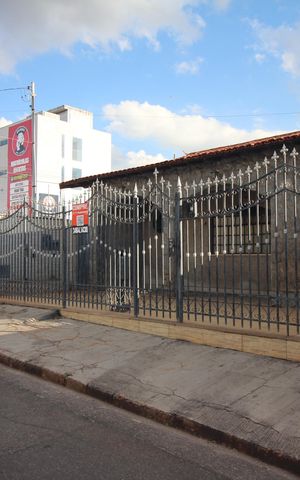 Casa à venda com 374m², 2 quartos e 1 vagaFachada