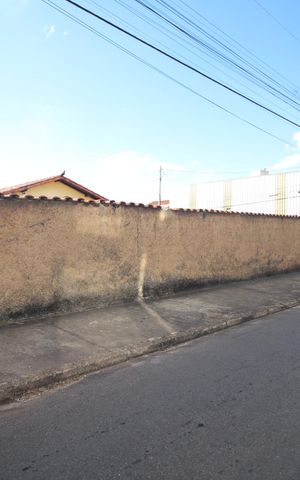 Casa à venda com 374m², 2 quartos e 1 vagaFachada
