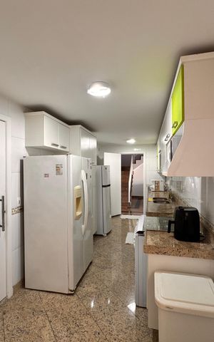 Apartamento à venda com 233m², 4 quartos e 4 vagasCozinha e Área de Serviço