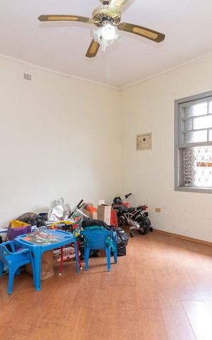 Casa à venda com 325m², 4 quartos e 5 vagas Casa à venda com 325m², 4 quartos e 5 vagasQuarto 2