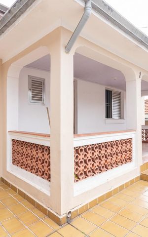 Casa à venda com 325m², 4 quartos e 5 vagas Casa à venda com 325m², 4 quartos e 5 vagasFachada