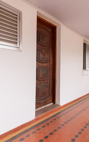 Casa à venda com 325m², 4 quartos e 5 vagas Casa à venda com 325m², 4 quartos e 5 vagasVaranda