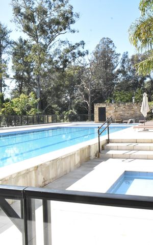 Casa de condomínio à venda com 322m², 4 quartos e 4 vagas Casa de condomínio à venda com 322m², 4 quartos e 4 vagaspiscinas