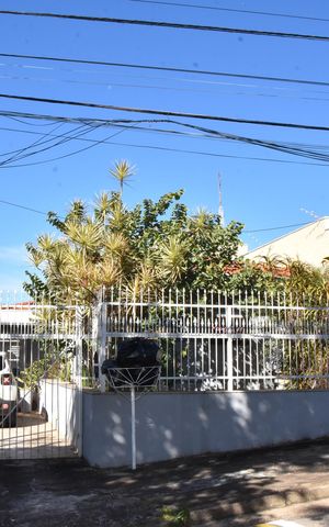 Casa à venda com 145m², 3 quartos e 1 vaga Casa à venda com 145m², 3 quartos e 1 vagaFachada