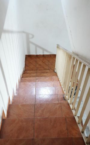 Casa à venda com 90m², 2 quartos e 2 vagasEscada