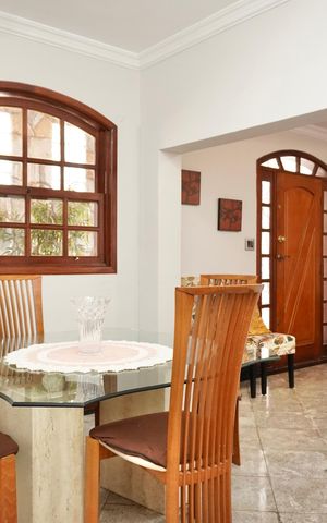 Casa à venda com 240m², 5 quartos e 2 vagas Casa à venda com 240m², 5 quartos e 2 vagasSala de Jantar