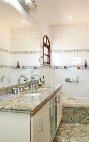 Casa à venda com 240m², 5 quartos e 2 vagas Casa à venda com 240m², 5 quartos e 2 vagasSuíte 1 - Banheiro