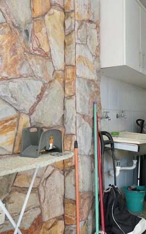 Casa à venda com 240m², 5 quartos e 2 vagas Casa à venda com 240m², 5 quartos e 2 vagasÁrea de Serviço