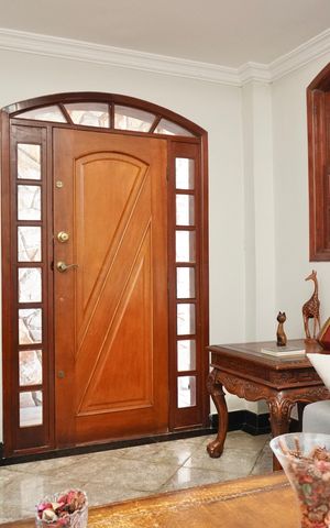 Casa à venda com 240m², 5 quartos e 2 vagas Casa à venda com 240m², 5 quartos e 2 vagasSala