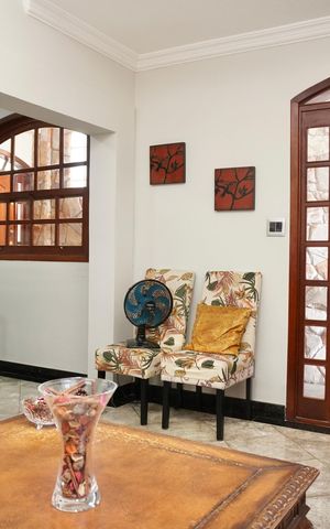 Casa à venda com 240m², 5 quartos e 2 vagas Casa à venda com 240m², 5 quartos e 2 vagasSala