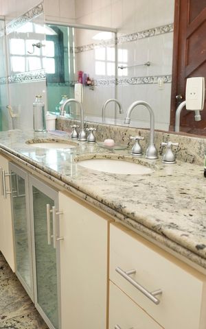 Casa à venda com 240m², 5 quartos e 2 vagas Casa à venda com 240m², 5 quartos e 2 vagasSuíte 1 - Banheiro