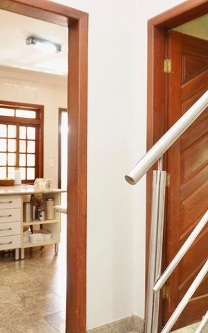 Casa à venda com 240m², 5 quartos e 2 vagas Casa à venda com 240m², 5 quartos e 2 vagasCorredor