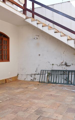 Casa à venda com 240m², 5 quartos e 2 vagas Casa à venda com 240m², 5 quartos e 2 vagasÁrea comum