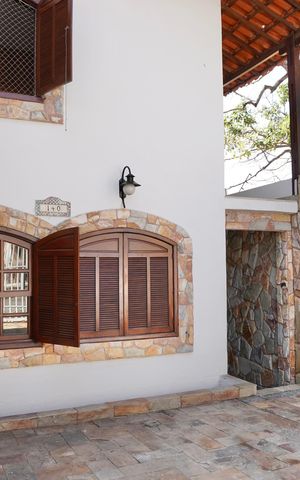 Casa à venda com 240m², 5 quartos e 2 vagas Casa à venda com 240m², 5 quartos e 2 vagasGaragem