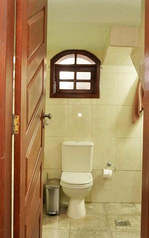 Casa à venda com 240m², 5 quartos e 2 vagas Casa à venda com 240m², 5 quartos e 2 vagasBanheiro Social