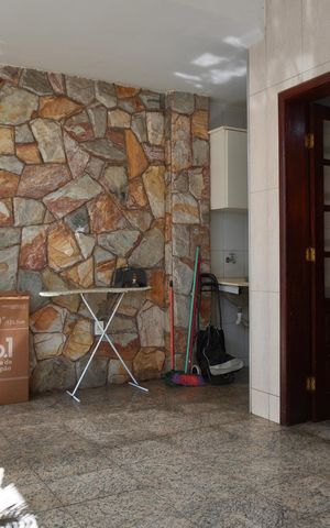 Casa à venda com 240m², 5 quartos e 2 vagas Casa à venda com 240m², 5 quartos e 2 vagasÁrea de Serviço