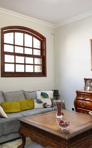 Casa à venda com 240m², 5 quartos e 2 vagas Casa à venda com 240m², 5 quartos e 2 vagasSala