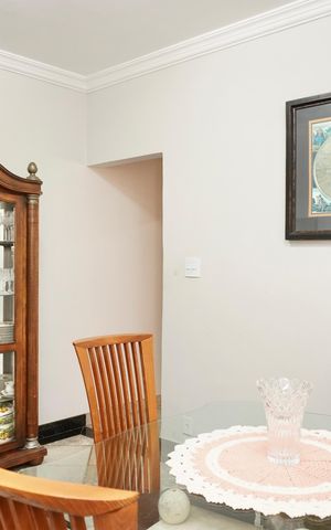 Casa à venda com 240m², 5 quartos e 2 vagas Casa à venda com 240m², 5 quartos e 2 vagasSala de Jantar