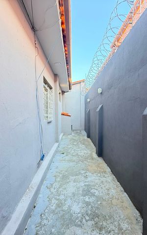 Casa à venda com 300m², 3 quartos e 3 vagas Casa à venda com 300m², 3 quartos e 3 vagasCorredor externo