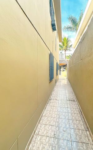 Casa à venda com 180m², 3 quartos e 2 vagas Casa à venda com 180m², 3 quartos e 2 vagasCorredor Lateral