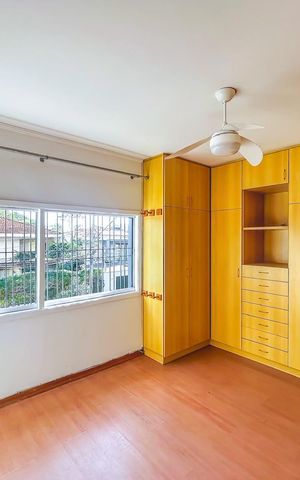 Casa à venda com 180m², 3 quartos e 2 vagas Casa à venda com 180m², 3 quartos e 2 vagasSuíte