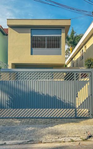 Casa à venda com 180m², 3 quartos e 2 vagas Casa à venda com 180m², 3 quartos e 2 vagasFachada
