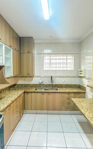 Casa à venda com 180m², 3 quartos e 2 vagas Casa à venda com 180m², 3 quartos e 2 vagasCozinha