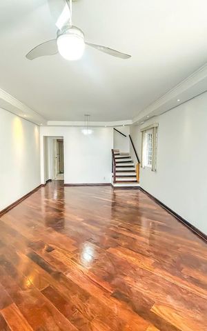Casa à venda com 180m², 3 quartos e 2 vagas Casa à venda com 180m², 3 quartos e 2 vagasSala