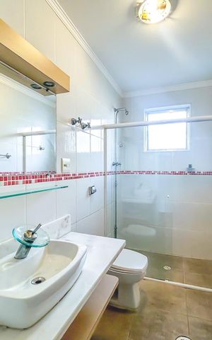 Casa à venda com 180m², 3 quartos e 2 vagas Casa à venda com 180m², 3 quartos e 2 vagasBanheiro social