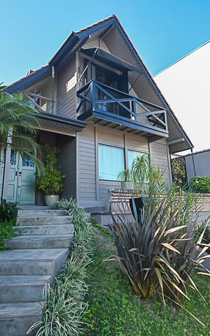 Casa à venda com 267m², 3 quartos e 3 vagas Casa à venda com 267m², 3 quartos e 3 vagasFachada