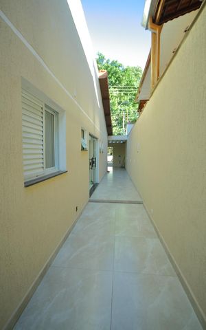 Casa à venda com 157m², 2 quartos e 2 vagasCorredor lateral 